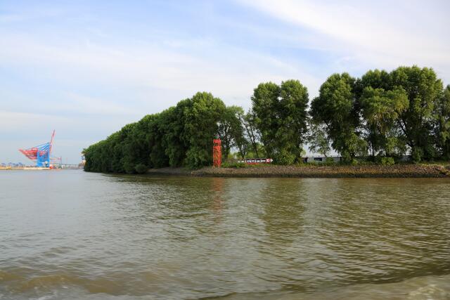 Dort neben dem roten Turm habe ich die ersten Fotos gemacht, die anderen Fotopositionen waren am Ende der Baumreihe.