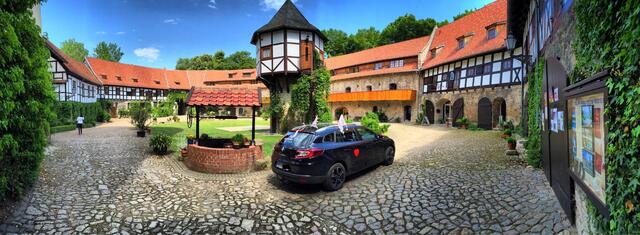 Ein Blick auf den Innenhof des Wasserschlosses mit dem Turteltaubenturmzimmer.
