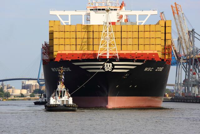 Hier erkennt man die gewaltigen Dimensionen. Das Schiff ist 59 m breit.