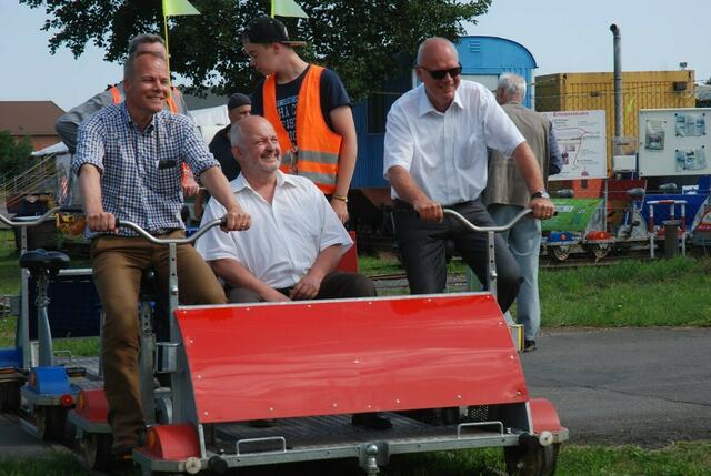kleinbahn Wathlingen-Ehlershausen   09    M. Miersch, ungewöhnlicherweise rechts außen sitzend