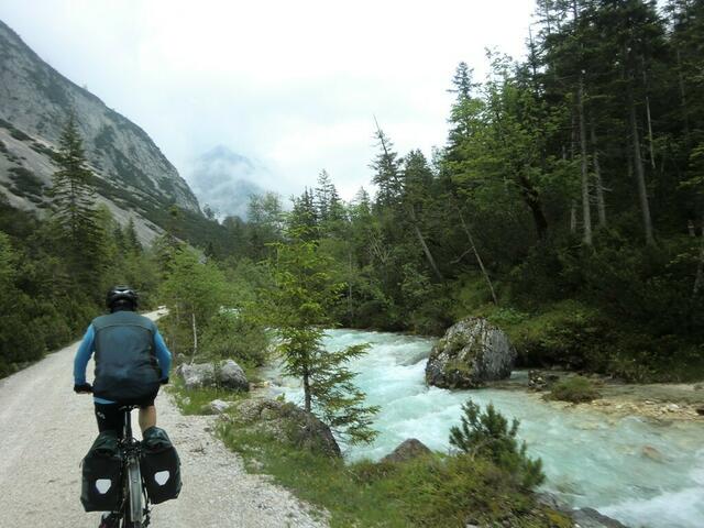 Auf meist gut befahrbaren Schotterwegen nähern wir uns dem Quellgebiet, dem "Isar-Ursprung".