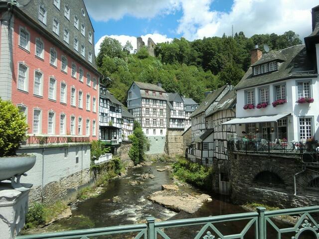 Eifel-Perle: Monschau und das berühmte Rote Haus an der Rur.