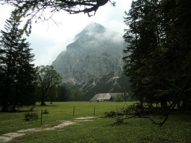 In der Kastenalm kann man eine zünftige Rast vor beeindruckender Kulisse einlegen.