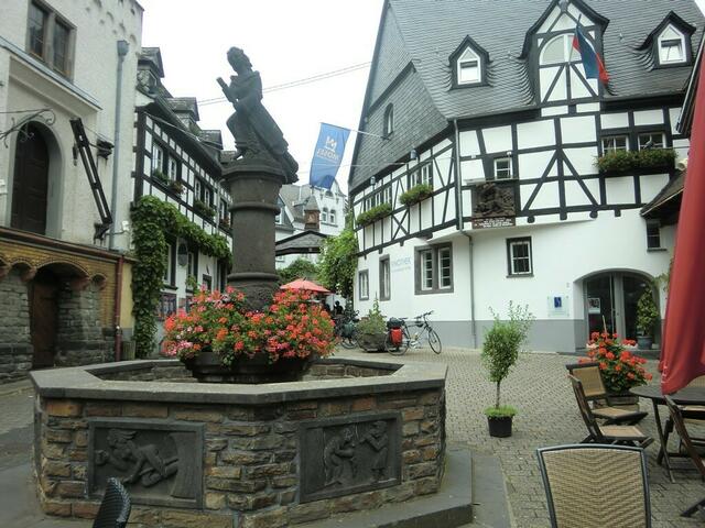 Winningen ist der letzte Weinort an der Mosel auf dem Weg nach Koblenz.