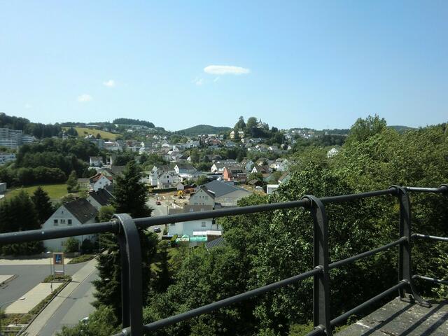Blick vom Eisenbahnviadukt des Maare-Mosel-Radwegs auf Daun.