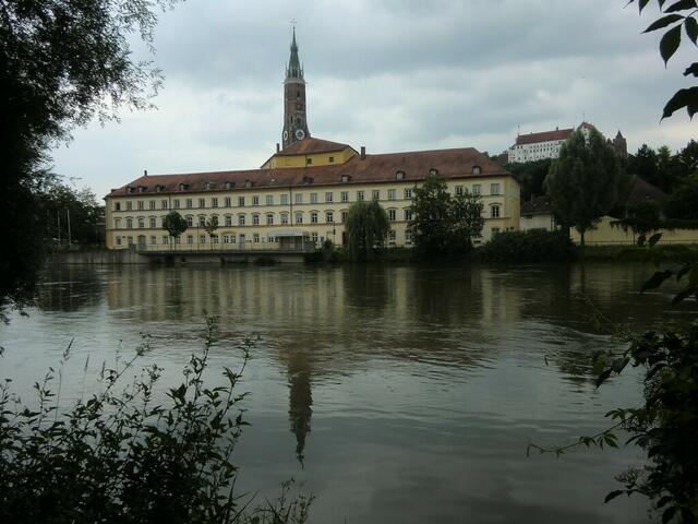 In Landshut lohnt sich ein Besuch der Burg Trausnitz. Die Martinskirche hat den höchsten Backsteinturm der Welt.