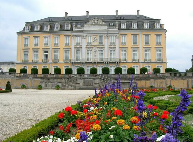 Schloss Augustusburg in Brühl lohnt einen kleinen Abstecher auf dem Weg Richtung Eifel.