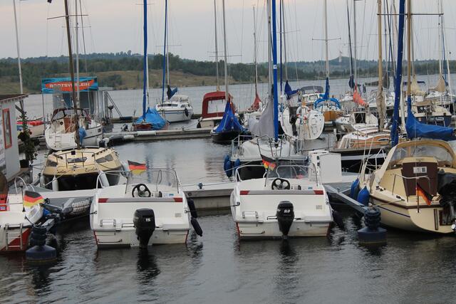 Hier kann man für sein Boot, sofern man eins besitzt, einen Liegeplatz mieten - keine günstige Angelegenheit.