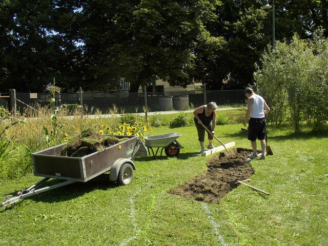 Die Grasschicht musste entfernt werden.