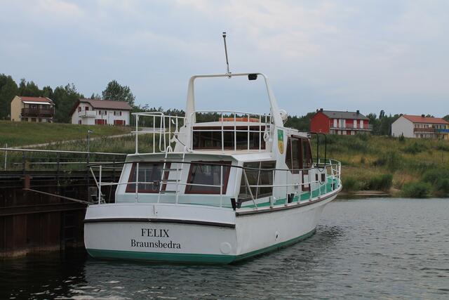 Mit diesem Schiff kann man Rundfahrten auf dem Geiseltalsee machen - allerdings (leider) nur am Samstag und Sonntag um 14.00 Uhr...