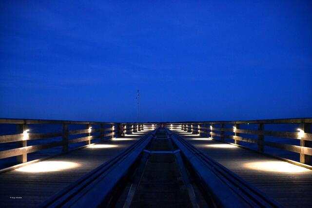 Die Kleine Seebrücke an der Travemünder Promenade am Abend (Foto: Katja Woidtke)