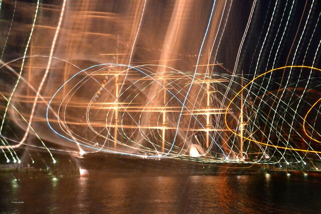 Spielereien an der Passat mit Licht. Für diese Aufnahme habe ich schnelle und kleine Kreise währende der Belichtung gemacht. (Foto: Katja Woidtke)