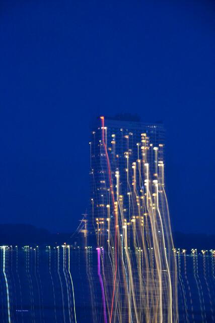 Das Maritim hebt ab... Wischtechnik am Abend in Travemünde (Foto: Katja Woidtke)