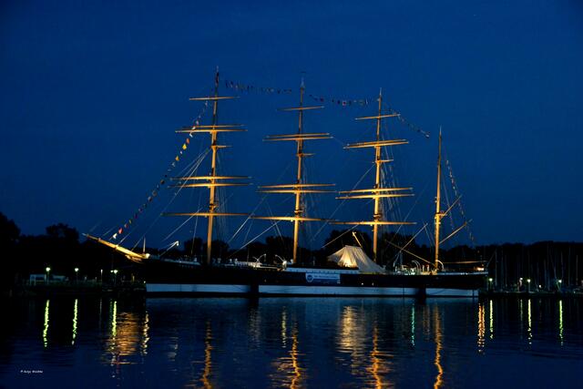 Die Viermastbark Passat in Travemünde ist am Abend ein besonderer Hingucker (Foto: Katja Woidtke)