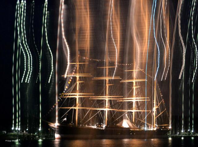 Feuerwerk der Lichter an der Viermastbark Passat in Travemünde (Foto: Katja Woidtke)