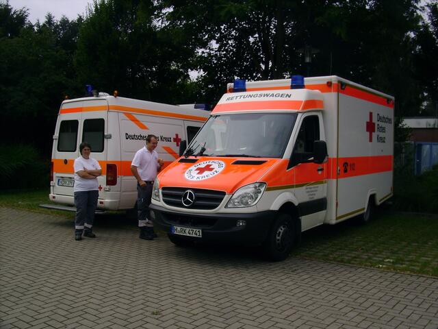 ...zwei Einsatzwagen des DRK...
