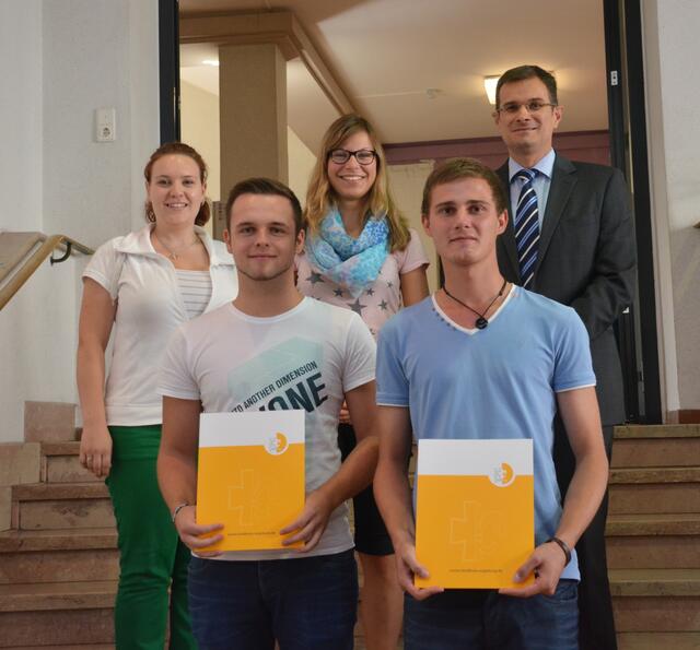vordere Reihe v. l.: Angelo Baumann und Michael Wiedemann; hintere Reihe v. l.: die Ausbildungsbeauftragten Christina Müller und Monika Wiedemann und Thomas Huber, Geschäftsbereichsleiter Zentrale Verwaltung.