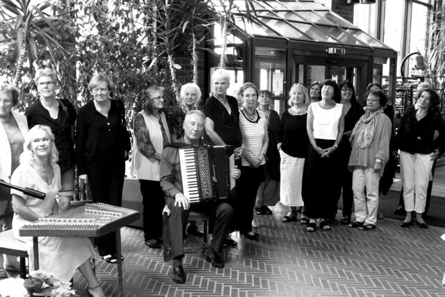 Die Künstlerinnen der Gruppe GEDOK NiedersachsenHannover. Im Vordergrund die Musikerin Irina Shilina (Cymbal und Alexander Hochhalter (Akkordeon).