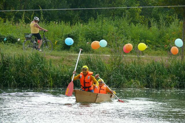 Natürlich mußte ein Parcours mit versch. Aufgaben bewältigt werden: Hindernisse umfahren, Luftballon ergattern, Nageln an Land, Tennisballschießen und Kuhglocke läuten.