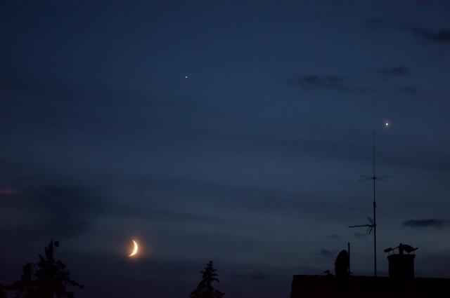 Abendhimmel über Thönses Dächern. Aufgenommen am 21. Juni 2015 um 22:51:17 Uhr. Wir sehen Jupiter, Venus und den Mond. Folgender Link informiert über Beobachtungstipps und Konstellationen am Sternenhimmel im Juni. Siehe: http://www.clearskyblog.de/2015/06/02/beobachtungtipp-3-planeten-und-der-mond-im-juni-2015/