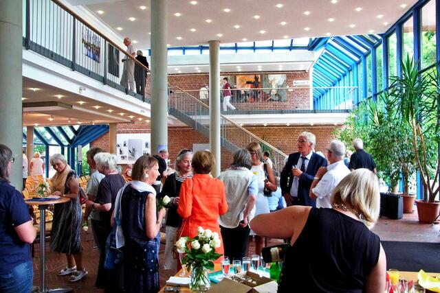 Vernissage Ausstellung BEFREIUNG am Freitag, 14. August 2015 im Vestibül des Rathauses Nienburg, Eröffnung  durch  Bürgermeister Henning Onkes. Die Ausstellung steht unter der Schirmherrschaft des Niedersächsischen Ministerpräsidenten Stephan Weil. Es war ein sehr herzlicher Empfang mit besonderer Begrüßung der GEDOK-Künstlerinnen, die einer europaweit größten Künstlerinnenvereinigung angehören. Besondere Kunst wurde hier gezeigt, die sensibel zu diesem Thema umgesetzt wurde.