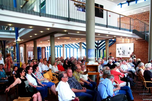 Vernissage Ausstellung BEFREIUNG am Freitag, 14. August 2015 im Vestibül des Rathauses Nienburg, Eröffnung  durch  Bürgermeister Henning Onkes. Die Ausstellung steht unter der Schirmherrschaft des Niedersächsischen Ministerpräsidenten Stephan Weil. Es war ein sehr herzlicher Empfang mit besonderer Begrüßung der GEDOK-Künstlerinnen, die einer europaweit größten Künstlerinnenvereinigung angehören. Besondere Kunst wurde hier gezeigt, die sensibel zu diesem Thema umgesetzt wurde.