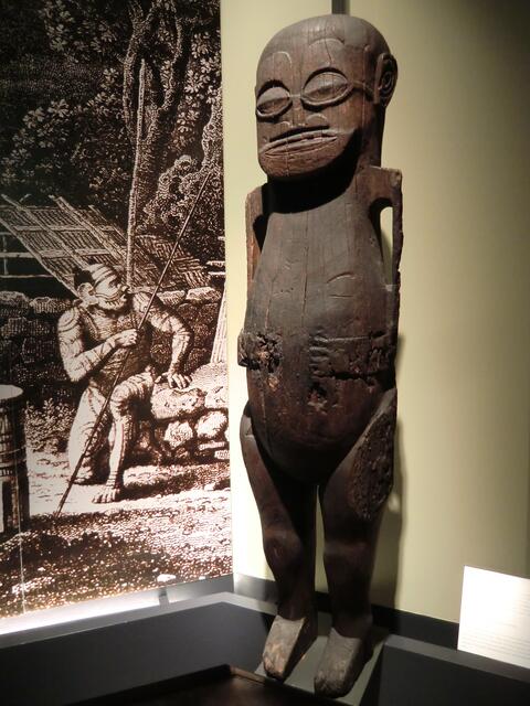 Fremd wie ein Ausserirdischer wirkt diese Götterfigur von den Gesellschaftsinseln