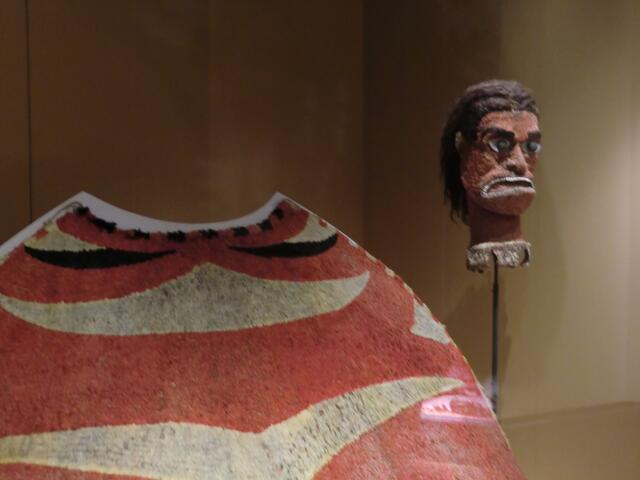 Ein Federkostüm und ein Kopfaufsatz aus Hawai