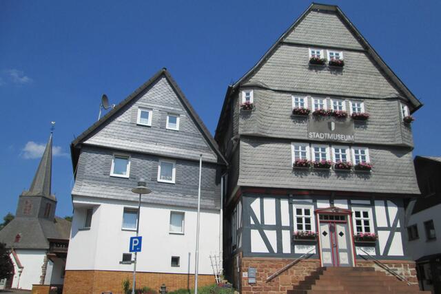 Nach etwa 400 Metern auf der Hauptstraße liegt rechts der Marktplatz mit dem Alten Rathaus. Von dort aus ist die evangelische Kirche bereits zu sehen.