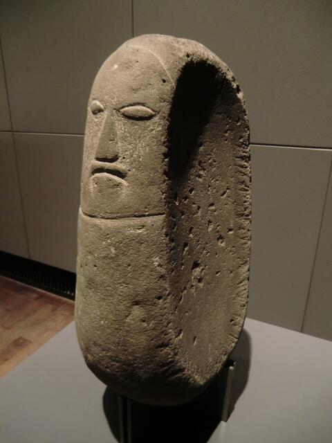 Liegend oder stehend zu betrachten?Gebrauchsgegenstand (Schale, Sitz) oder Kunst?