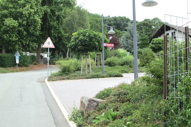 Hier ist die Einfahrt zum Parkplatz des Restaurants Alt Battenberg.