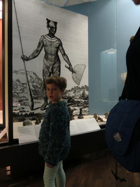 Nora vor einem "illustrierten" Mann. Das Tatoo erzählt die Geschichten aus der Traumzeit.