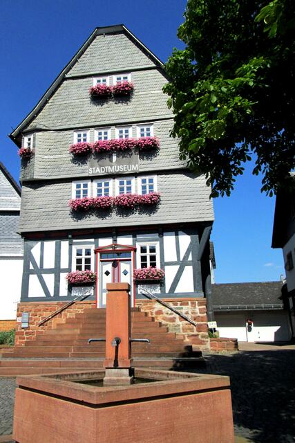 Zum Abschluss hier noch ein Blick auf unser Stadtmuseum, das unsere zweite Station sein soll. An dieser Stelle müssen wir darauf hinweisen, dass der Weg in unser Museum leider nicht barrierefrei ist.