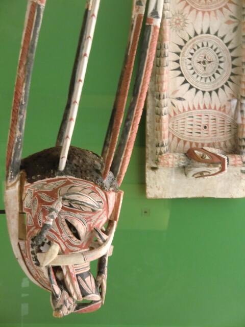 Ornament, bewusst mit mythischen Symbolen bedeckte Oberfläche, verhindert, dass sich etwas Böses, Ungewohntes, Fremdes im Innern breit machen kann.