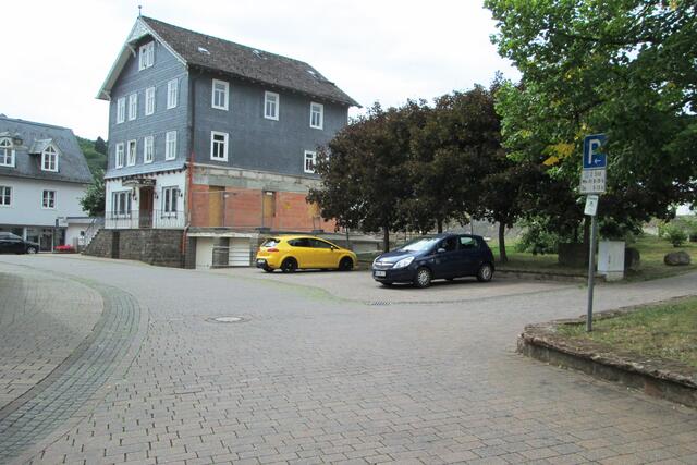 Vor (hier im Bild) und hinter der Kirche gibt es einige, wenige Parkplätze.