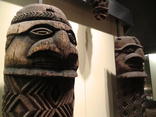 " solche Kanaken " (ein Volksstamm aus Neukaledonien)! Herrlich ausdrucksstarke Ahnenbilder !