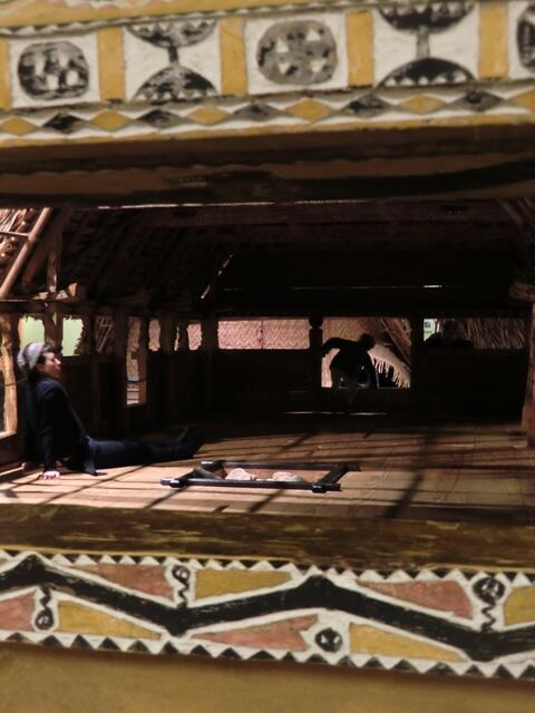 Ist das schon wohnlich? Meine Nichte hat Schreiner gelernt und begutachtet die Holzkonstruktion eines Hauses aus Mikronesien. Zum Spielen für Nora ideal