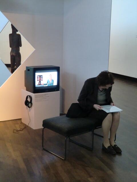 Realitätsebenen im Museum der Kulturen- Afrikaabteilung: Monitor, Spiegel, Buch, Figur und unsere Vorstellungen von Wirklichkeit