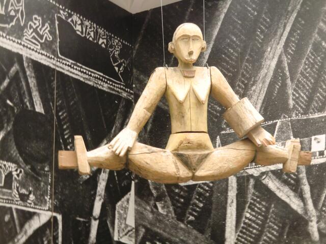 Türbalken. Unter dieser Frau muss jeder Mann ins Licht des Tages kriechen.