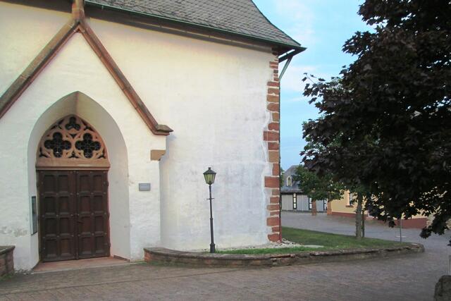 An der Kirche rechts vorbei geht es halbrechts auf den Parkplatz der Stadtverwaltung, wo freitag nachmittags genügend Plätze zur Verfügung stehen sollten.