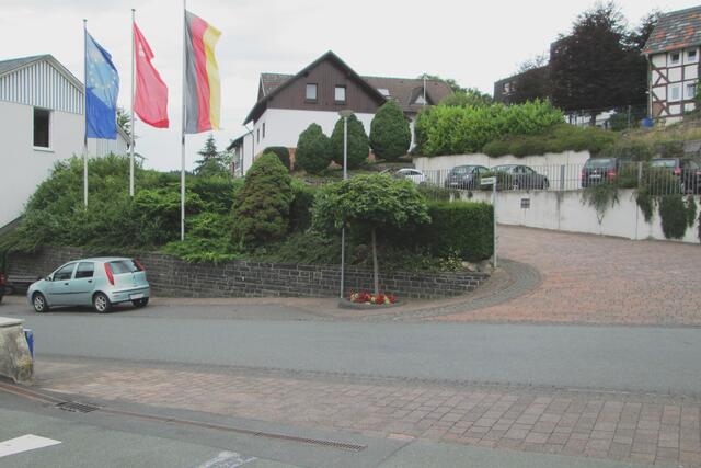 Oberhalb der Sparkasse ist ein öffentlicher Parkplatz. Von dort sind sowohl das Alt Battenberg als auch die Oberstadt gut zu erreichen.