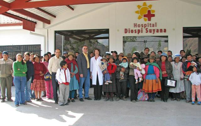Vor dem Eingang des Hospitals Diospi Suyana &gt; http://www.diospi-suyana.org/ | Foto: © Diospi Suyana