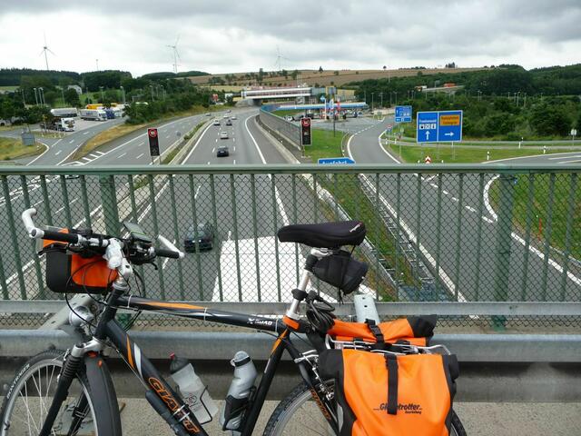 A9-Blick zum Brückenrasthaus Frankenwald