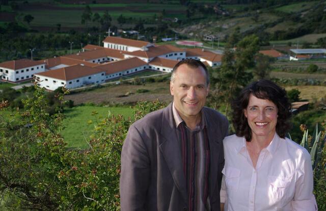 Das Wiesbadener Ärzte-Ehepaar Klaus-Dieter und Martina John. Im Hintergrund ist das Hospital zu sehen. - http://www.diospa-suyana.org | Foto: © Diospi Suyana