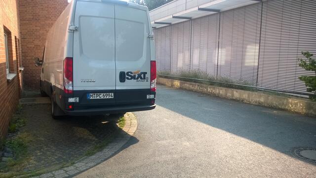 Gronau 31028: Amtspflichtverletzung.  24.06.15 18:32
An: poststelle@pi-hi.polizei.niedersachsen.de und somit Ordnungsamt Gronau. Betreff: WG: DPD-KFZ Römer, M-Hx 7494, derzeit  M-PC 6994 immer wieder Abends beim gefährlichen Ecke- und Fahrbahn-parken in Molkereistr. 31028Gronau_ Am 10.07.15 mahnte ich Ordnungsamt Klages auch persönlich. Am 24.07.15 stoppt der Landkreis Hi FD204 , Jünemann, das Falschparken!   (24.) 29.07.15 teilt Frau Klages schriftlich mit: Privatgelände (falsch!), Einschreiten unmöglich!