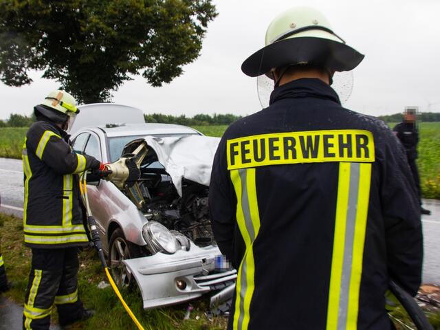 Die Motorhaube wird geöffnet, um die Batterie abzuklemmen.