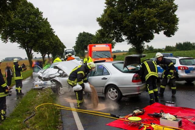 Auslaufende Betriebsstoffe werden abgestreut.