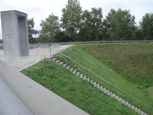 Das Tor mit der abwärts führenden Treppe