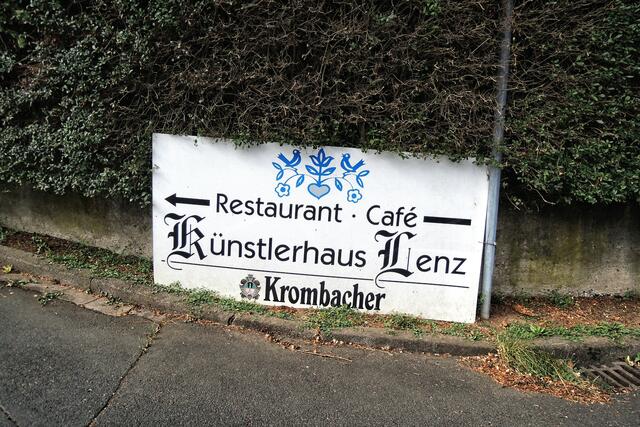 ... und dann das nächste Schild kurz vor der Einfahrt zum Künstlerhaus Lenz / Karl-Lenz-Museum. | Foto: KDH / WOHSCH / SDS Marburg