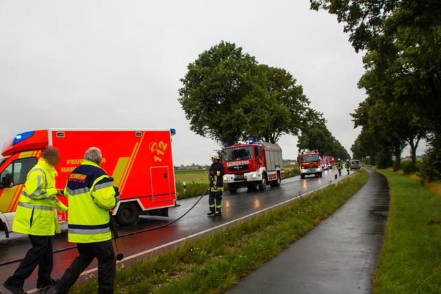 Die Feiwillige Feuerwehren Arnum und Hemmingen-Westerfeld waren mit fünf Fahrzeugen und 28 Kräften im Einsatz.
